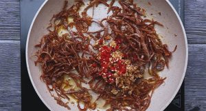 Chiên khô mực với nước mắm